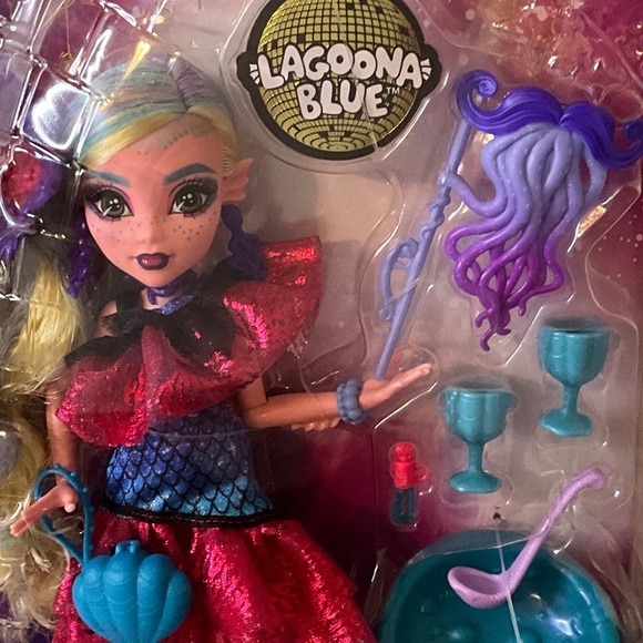 Monster High Lagoona Blue Doll with Pink and Blue Outfit - Picture 4 of 6